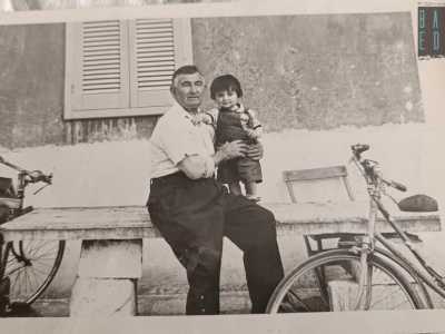 Tavolo di cui Elisa conserva diversi scatti. In uno vi � proprio lei da piccola che vi sale su, aggrappata a suo nonno...